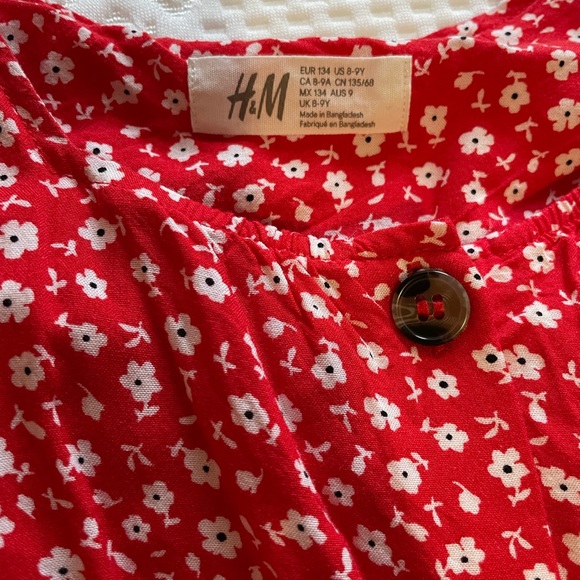Girls size 8-9 romper with ruffle sleeve . Red with small white flowers - Picture 3 of 4